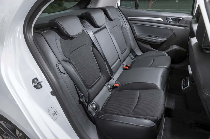 60：40分割可倒式の後席。前席と同様、レザー調の素材とファブリックで仕立てられている。センターの背もたれは左右席のアームレストを兼ねる。