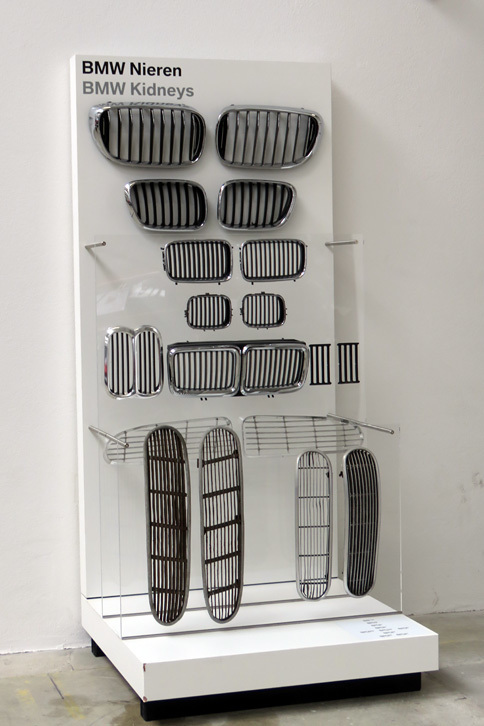 収蔵庫の片隅には、そんな「BMW 303」を起源とする歴代のキドニーグリルが展示されていた。