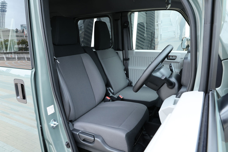 「G」「L2」グレードと同じくトリコットと呼ばれるシート表皮が採用される「N-VAN e： L4」のフロントシート。L2グレード以上の運転席にはヒーターが標準で装備されている。