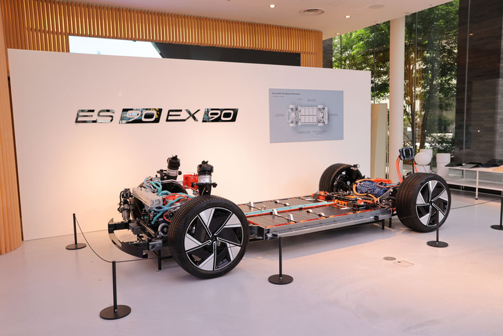 ボルボスタジオ東京に展示されている「SPA2」のディスプレイ。ボルボの最新BEV「EX90」や「ES90」に採用されているプラットフォームだ。