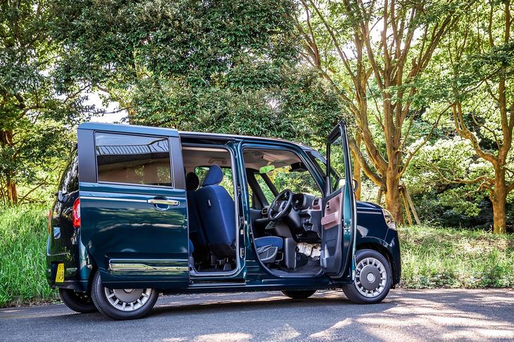 パワースライドドアには、閉まると自動でロックがかかる「タッチ＆ゴーロック機能」に加え、事前に設定しておくと、クルマに近づくだけでドアが開く「ウエルカムオープン機能」が新設定された。