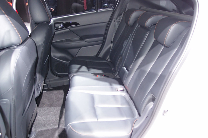 リアシートには前後スライド機構が備わり、200mmの可動量が確保されている。