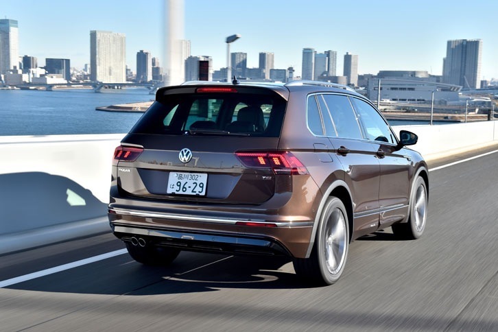 「Rライン」では、フロントグリルと前後バンパーが専用となり、サイドスカートがボディー同色に。また、2本出しのエキゾーストパイプがクロームになる。