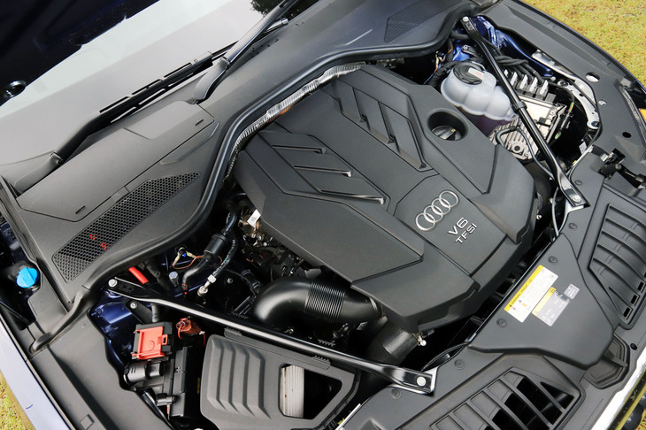 最高出力340psを発生する、3リッターV6直噴ターボエンジン。48V電源システムとベルト駆動オルタネーターを用いたマイルドハイブリッドドライブシステムが組み合わされている。