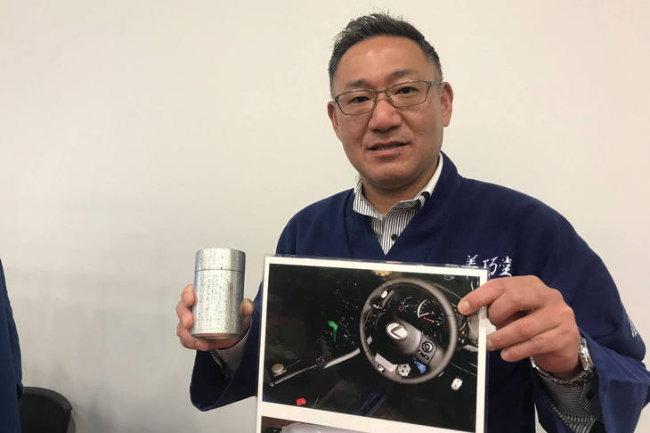 (有)岩切美巧堂 専務取締役の岩切洋一さん。家業を継ぎ、錫加工の世界へ。クルマ好きでレクサスオーナーでもある。