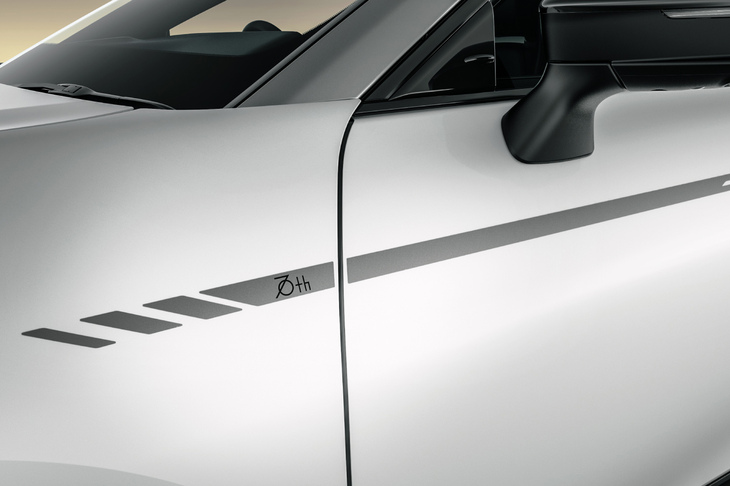 オプションアイテムとして用意される「70th」ロゴ入りサイドデカール。