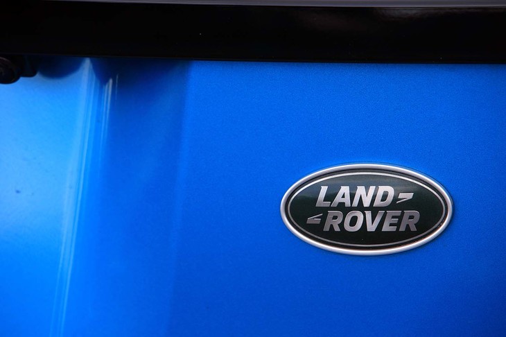 テールゲートに装着された「LANDROVER」のバッジ。ランドローバーは1948年の誕生以来、SUVの専門メーカー／ブランドとして数多くの名車を輩出してきた。