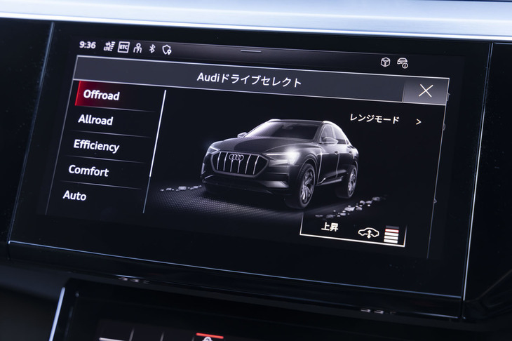 ドライブモードには新たに「オフロード」が追加された。こんなところに「e-tron」時代のデザインが残ってしまっている。