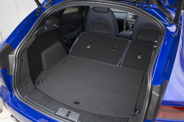 後席の背もたれを倒し、荷室容量を最大化した状態。最長1568mmの荷物まで収納できる。なお、荷室の幅は1300mm。