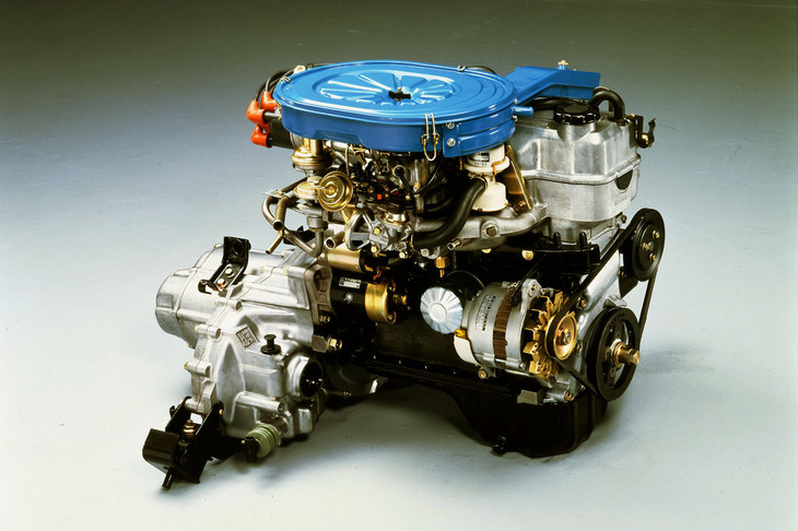 当初設定されていたエンジンは、74psの1.3リッター直4 SOHCと85psの1.5リッター直4 SOHCの2種類。後に115psを発生する1.5リッター直4 SOHCターボエンジンも用意された。