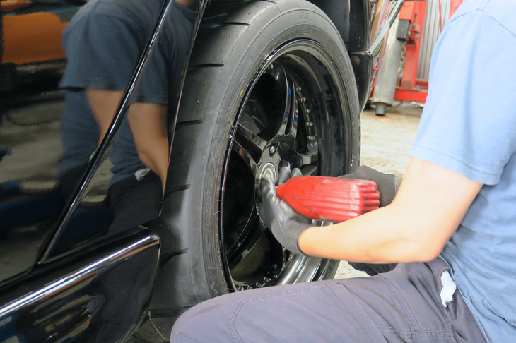 AUTO-Xでつるつるにしてしまったリアタイヤを交換したのは、2019年9月のこと。わずか1年2カ月で、再びタイヤ交換に迫られようとは……。