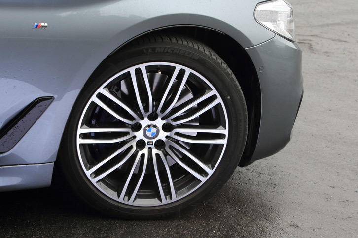 「Mスポーツ」のタイヤサイズは前が245/40R19、後ろが275/35R19。テスト車には「ミシュラン・プライマシー3」が装着されていた。