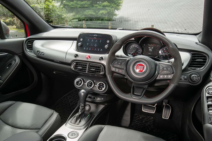 インテリアはブラックを基本に、随所にダークグレーのアクセントを採用。カーナビの設定はないが、センターディスプレイが「Apple CarPlay」と「Android Auto」に対応している。