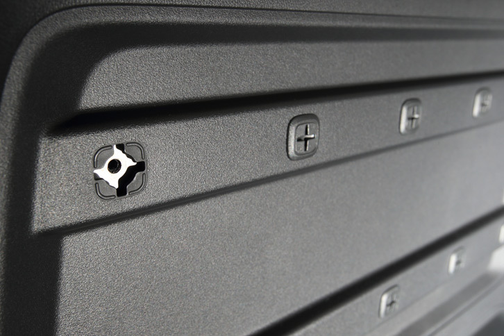 荷室の左右には、片側につき10個の「ユーティリティナット」が埋め込まれている。キャップには十字のミゾが切られており、コインなどで簡単に外せる。