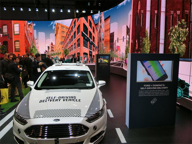 フォードブースに展示された「フォード・フュージョン」の実験車。なんの実験車両についてかは、ボンネットの文字にご注目。