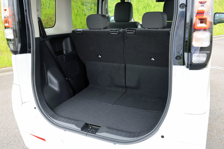 リアシートを最前方にスライドさせた荷室の様子。この状態で、48リッターのスーツケースが4個積載できる。