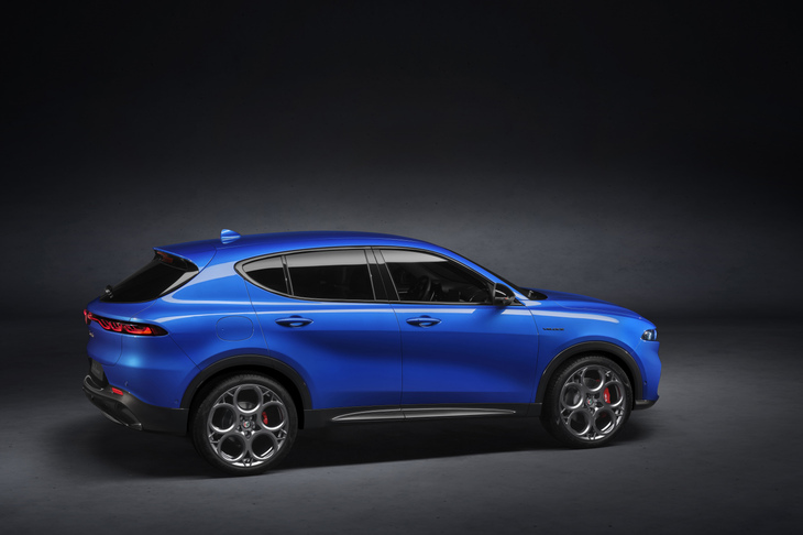 渕野「『トナーレ』は、デザイナーの意図した伸びやかさに対して、ホイールベースがちょっと短すぎたのかもしれませんね」　
	ほった「それは仕方ないですね。デザインのためにプラットフォームの設計を変えるわけにはいかないでしょうから」