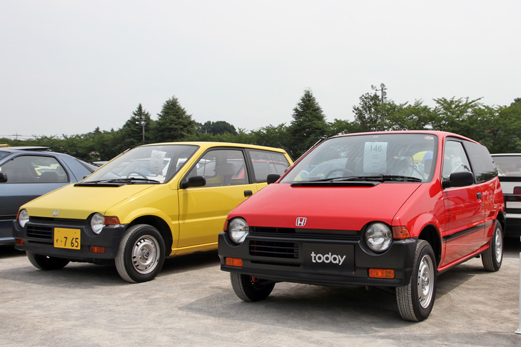 赤と黄の双子の1986年「ホンダ・トゥデイ」。初代トゥデイの丸目の初期型、しかもノーマルの姿を保っている車両は、いまや希少な存在だろう。