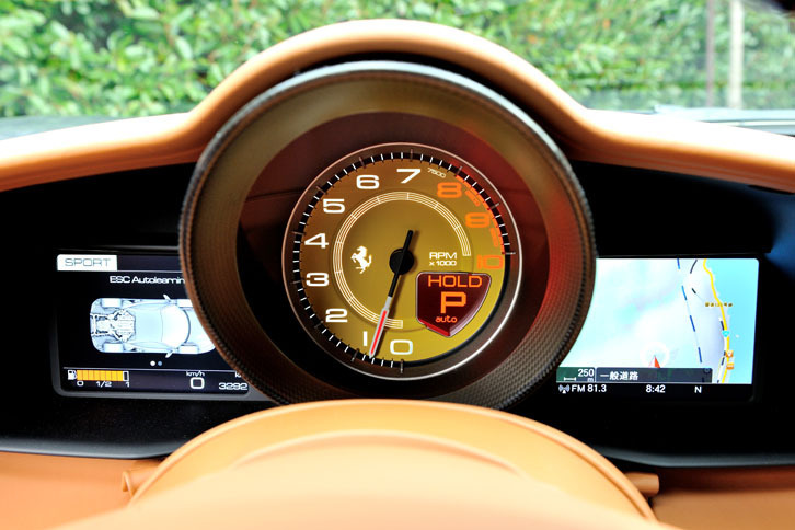 レッドゾーンは8000rpmから。目盛りは1万rpmまで振られている。