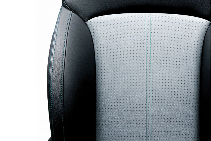 シート表皮にはブルーグリーンステッチを施したウルトラスエードを採用。