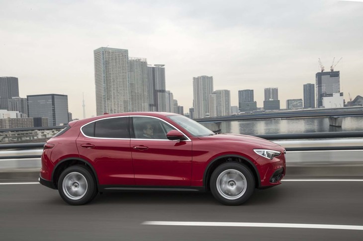 高速道路を行く「ステルヴィオ2.2ターボ ディーゼルQ4」。0-100km/h加速に要する時間は6.6秒と公表される。