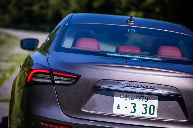 新しい意匠のテールランプが採用された「ギブリ」の2021年モデル。そのデザインは、ブーメランシェイプと呼ばれるジョルジェット・ジウジアーロが手がけた「3200GT」のテールランプをモチーフにしているという。