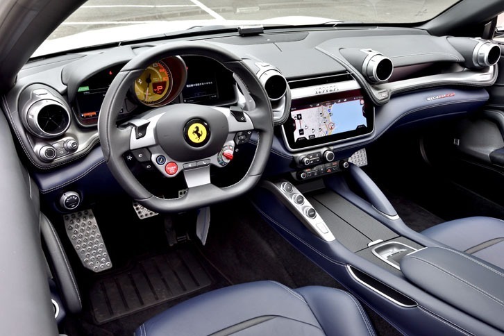 内装は大幅な変更を受け、インパネデザインは左右対称のデュアルコックピットタイプに。中央には10.25インチの大型タッチパネルが配置された。