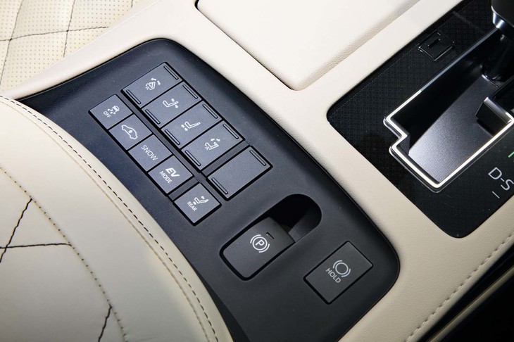 センターコンソールには車高調整やEV走行モードなどのスイッチが整然と並べられる。リアエンターテインメントシステムとコンソールボックスの陰になるため、後席からは見えないようになっている。