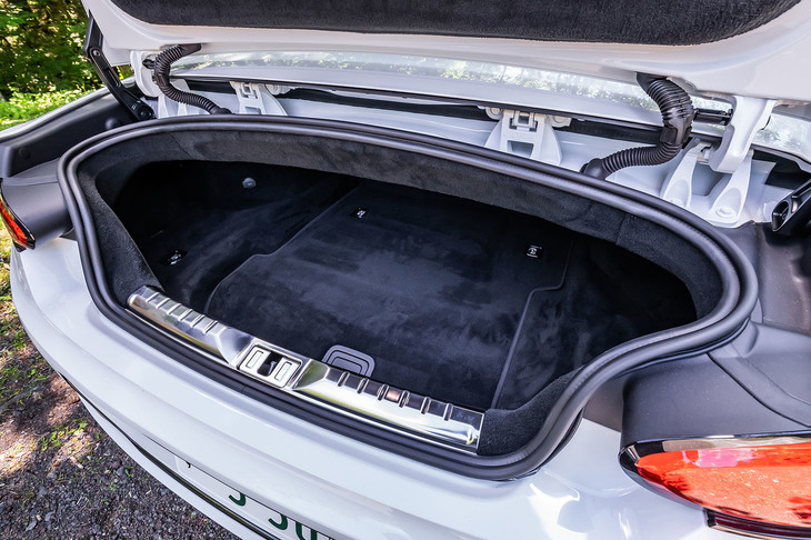 車体後部に独立した荷室を設置。ソフトトップの開閉状態にかかわらず、容量は235リッターとなる。