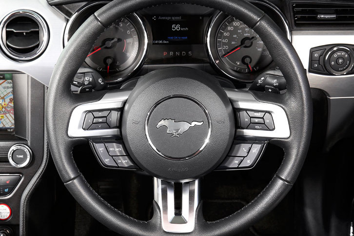 右ハンドル仕様の「マスタング」では、ウインカーレバーもステアリングコラムの右側に装備される。