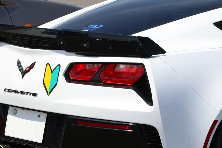 アグレッシブな「コルベット」のリアテールに輝く、初々しい初心者マークにビックリ。会場内でも20～30代と見られる若いファンが多く見受けられた。日本ではクルマ好きの間でもニッチな存在といえるアメ車だが、その魅力を知るツウな若者たちがしっかり存在するのは、素晴らしいことだ。