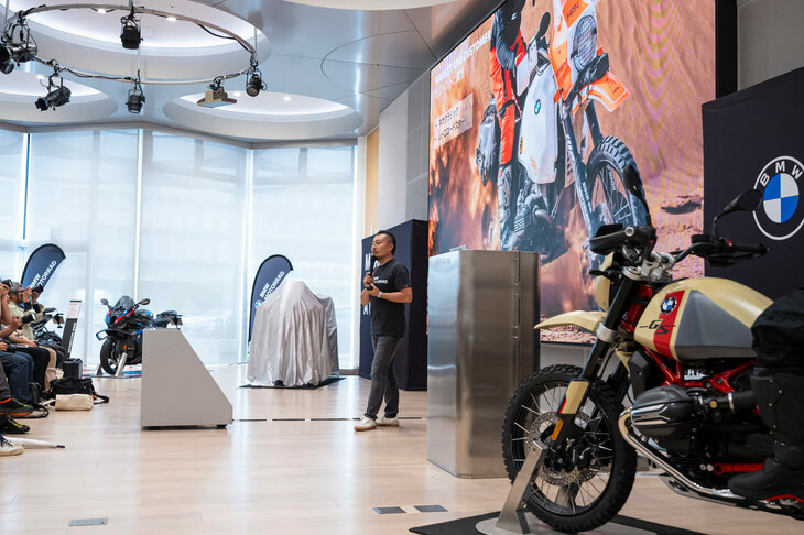 2025年6月7日のライダー向けイベント「Night Rider Meeting Tokyo 2025」にてサプライズ展示された「R12 G/S」。同年7月16日に晴れて正式発表され、同年8月に日本での販売が開始された。