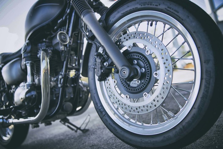 フロントブレーキは320mm径のシングルタイプ。「W800」よりも1インチ小さな18インチの前輪は、軽快なハンドリングに寄与している。