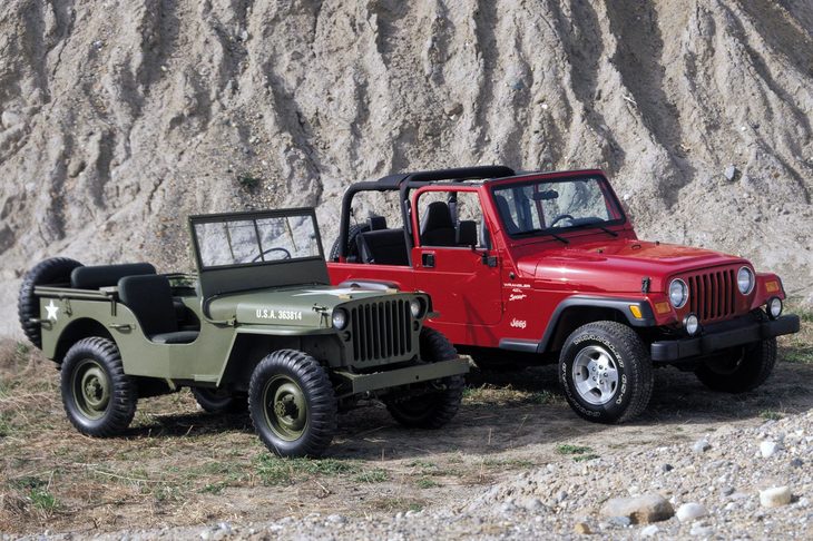 「ウィリスMB」（左）と「ジープ・ラングラー（TJ）」。「TJ」には「ジープCJ／ラングラー」として初めて、サスペンションにコイルスプリングが用いられた。