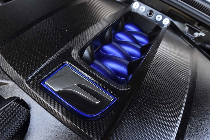 ブルーの色彩が鮮やかな、エンジンのインテークマニホールド。切削加工により元の10kgから700g軽量化された。