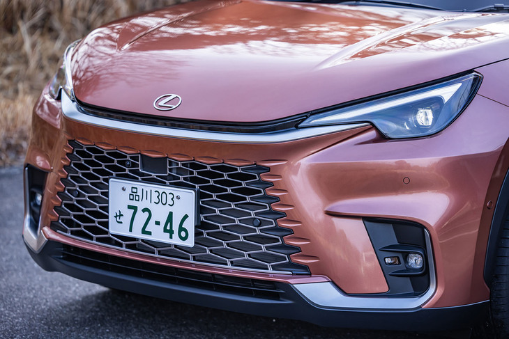 「ユニファイドスピンドル」と呼ばれるデザインが採用されたフロントフェイスは、レクサスの原点である毅然（きぜん）とした表情を意味する「レゾリュートルックに回帰した新たなデザイン」と紹介されている。左右のヘッドランプにつながるフロントフードとバンパー間のスリットが、デザイン手法における新機軸といえる。