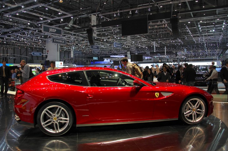 「フェラーリFF」。こちらもデビューの舞台となった2011年のジュネーブモーターショーにて。
