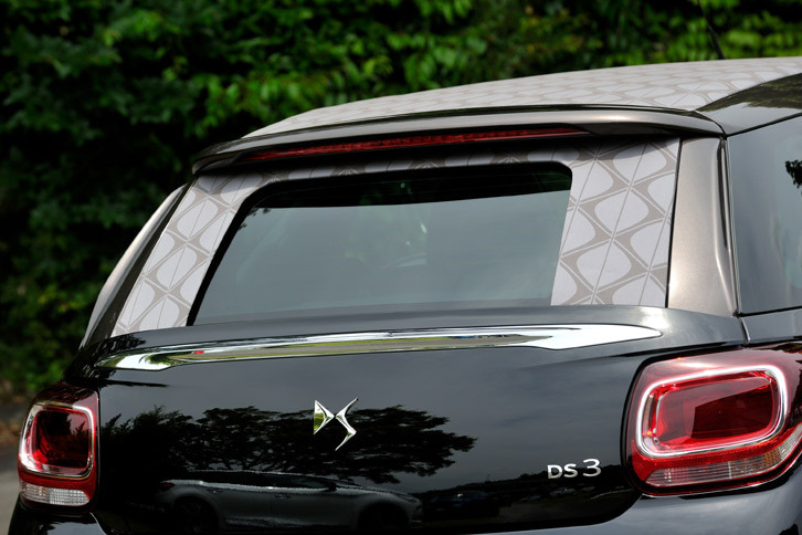 ルーフの色に関わらずブラックだったリアウィンドウ左右のキャンバスは、今回の改良によりルーフと同色（「DSモノグラム」では同じ模様）に変更された。