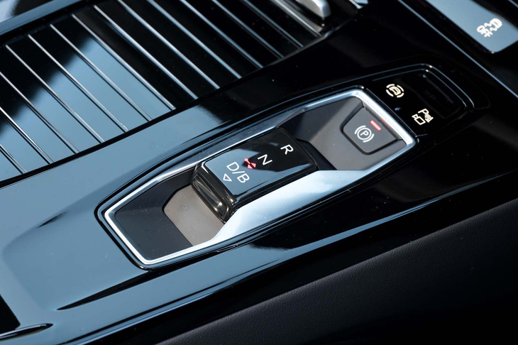 回生ブレーキによる減速度は、通常は1.5m/s以下の範囲で自動制御。ステアリングパドルを操作すると、回生なし（コースティング）、0.6m/s、1.5m/sの3段階で利きを調整できる。さらにシフトセレクターでBレンジを選ぶと、2.5m/sの強い制動がかかり、ブレーキを踏まずとも停車まで行われる。