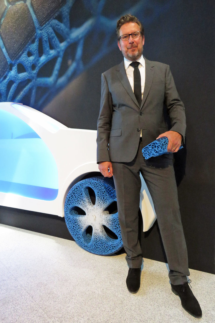 プレスカンファレンスで登壇した、ミシュランのシリル・ロジェ氏。