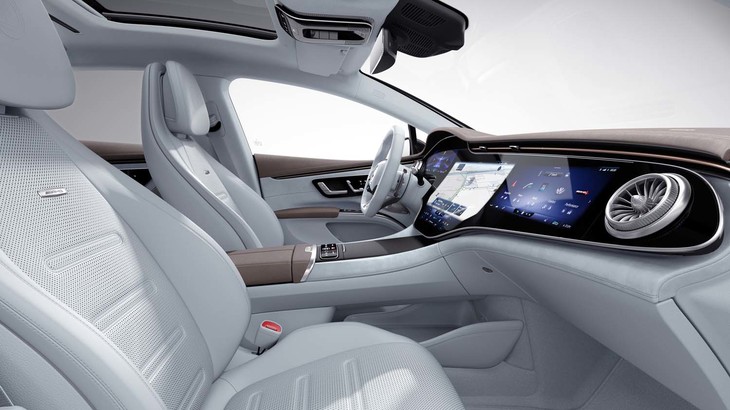 「MBUXハイパースクリーン」と呼ばれるインストゥルメントパネルは、3枚の高精細パネルで構成されている。