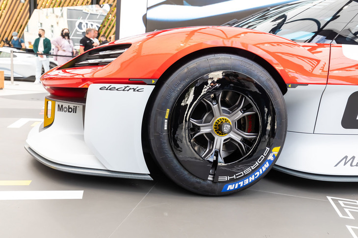 ポルシェ・ミッションR（フロントタイヤ＆ホイール）
