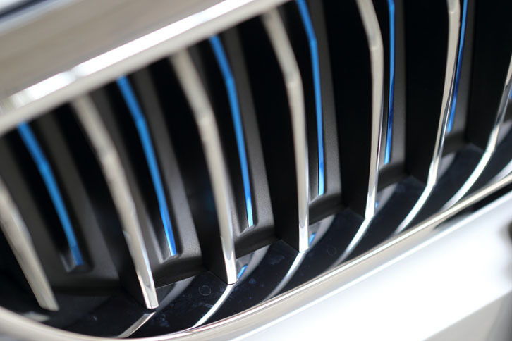 「BMW 530e」のグリル。車両の状態に応じて自動的にフラップを開閉することにより、エンジンの温度管理と空力性能の向上を両立させる。
