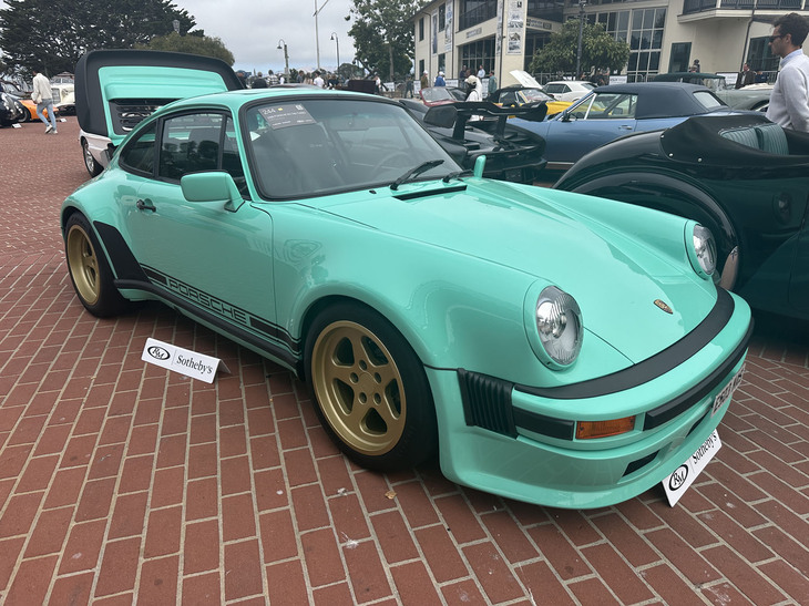 日本ではさほど話題になっていないけれど、中身を知ればがくぜんとなるレストモッドがこれ。その名も「TAGターボ911 by ランザンテ」。わずか14台のみ生産された「930ターボ」のレストモッドだが、エンジンはなんと実際にマクラーレンのF1マシンで使用されたV6ターボで、それぞれのエンジンにはドライバー名（例えばアラン・プロスト）や出走レースでの戦績（例えばモナコGP 1st）が記されている。