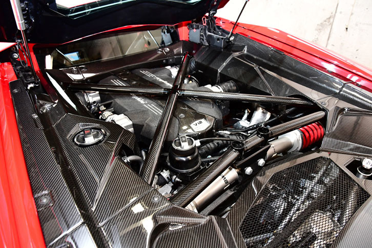 40psパワーアップされて740psに達した6.5リッターV12ユニット。