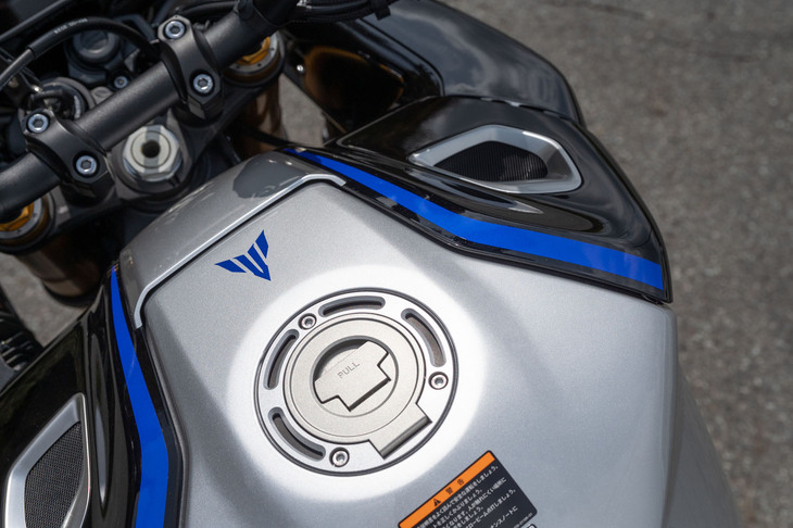 タンクカバーの左右上面に配された「アコースティック・アンプリファイア・グリル」。吸気ダクトの“鳴り”をライダーに聞かせるための工夫で、加速時には伸びやかなサウンドを楽しめる。