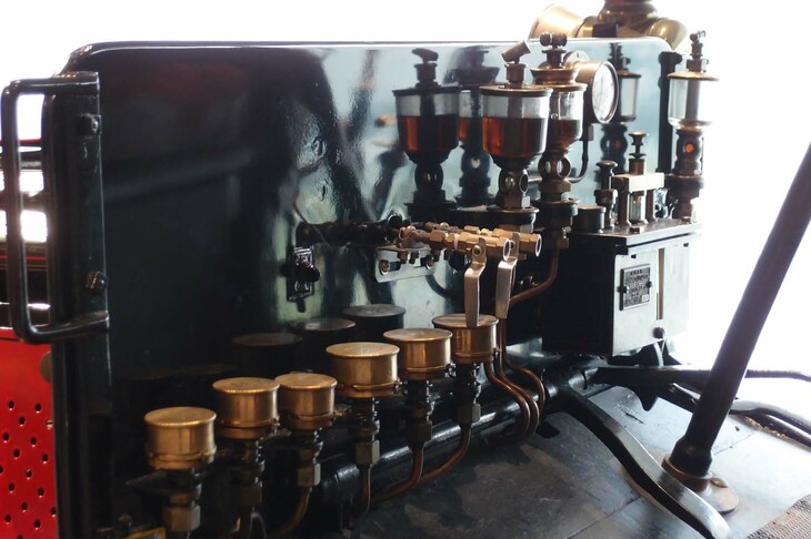 「パナール・エ・ルヴァッソール・タイプB2」のインストゥルメントパネル。見た目には、エスプレッソマシンが並ぶカフェのキッチンを思わせる。