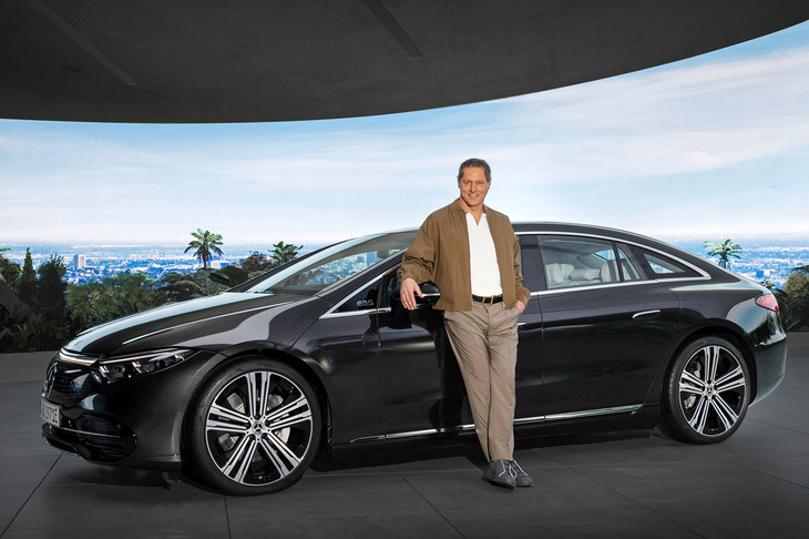 かたわらに立つ人物（ダイムラーグループのゴードン・ワグナー チーフデザインオフィサー）とクルマの対比に注目。単体だとわかりづらいが、「EQS」は実際には相当にデカいクルマだ。このサイズ感のつかみづらさは、多くの他社製EVにも言えるもので、そうした点も次世代EVのうろんなイメージにつながっているのかも。