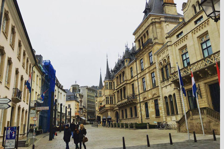 ルクセンブルク大公宮殿（通りの右側）。もともと15世紀に市庁舎として建造されたもので、1891年に大公宮殿となった。（写真＝サッシャ）