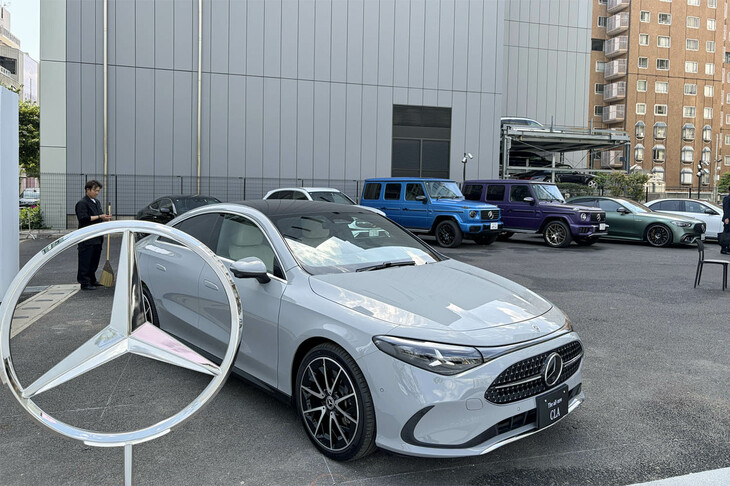 2026年夏に国内での販売開始がアナウンスされた新型「CLA」。電気自動車と48Vハイブリッド車をラインナップする。